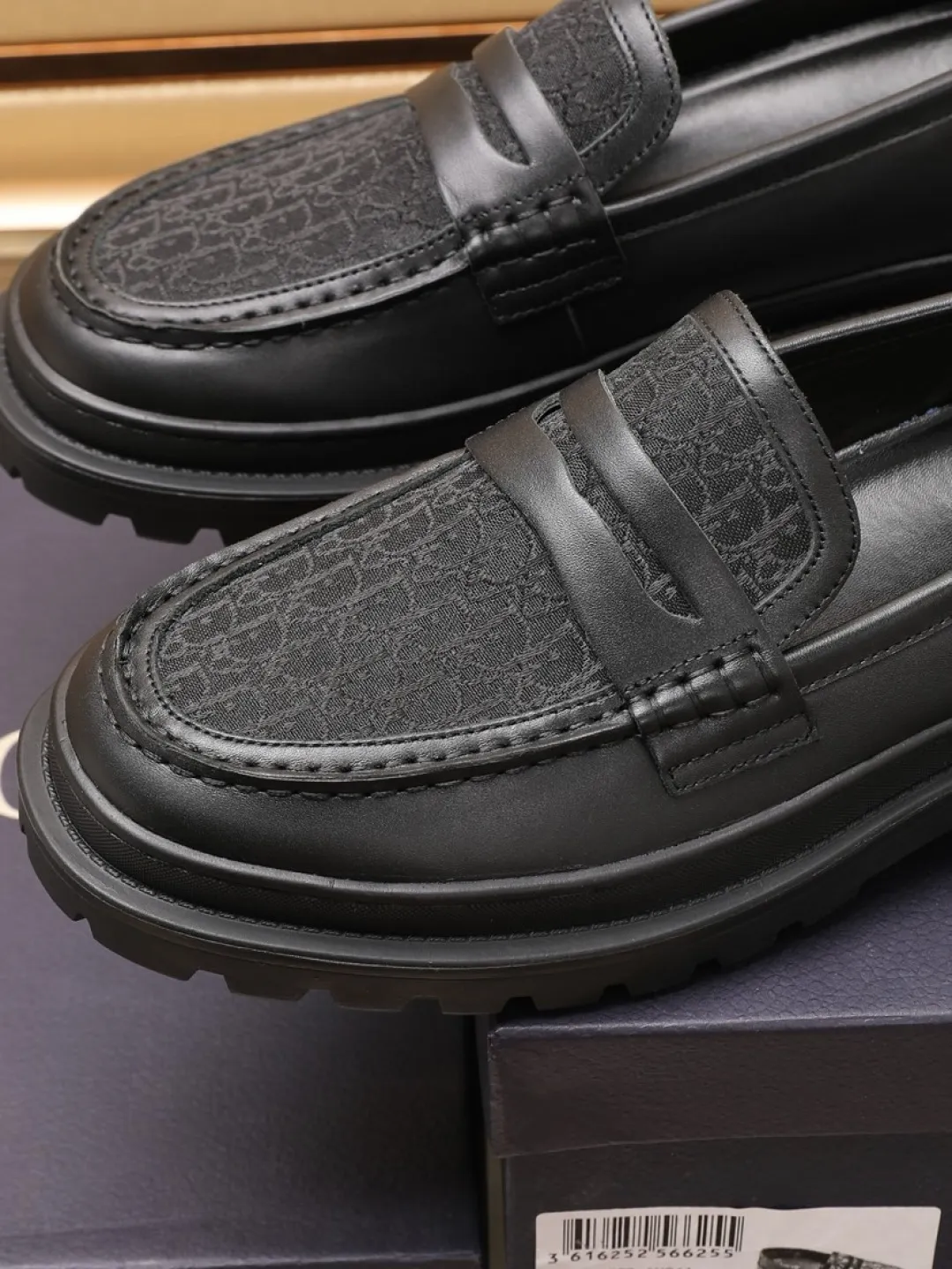 Factory P460💰[Dior] men's classic Loaf leather shoes🇺🇸 are on sale at the same time, original Italian brand · brand totem cloth sewn with brand cloth label · paired with calfskin · (high-end, extravagant and classy) exquisite workmanship (original lining) sole: original factory special rubber concave and convex outsole ⚠️ outsole. Comfortable, wear-resistant, non-slip, real shot 🎬 Can be worn with casual clothes or suits. Size: 38-44 (46.46 customized)